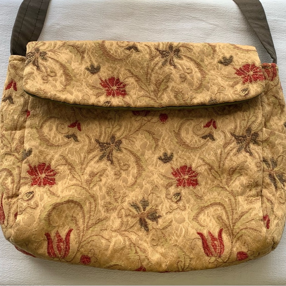 Floral Patterned Shoulder Bag w/many compartments. NWOT